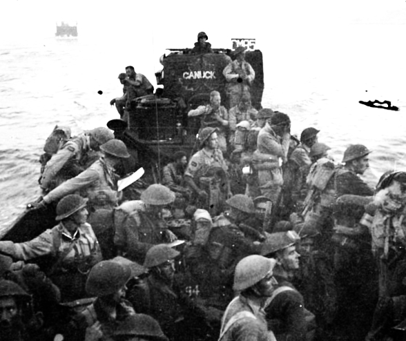 Le personnel de la 3e Brigade d'infanterie canadienne débarque à Reggio di Calabria, en Italie, le 3 septembre 1943. Crédit : BAC