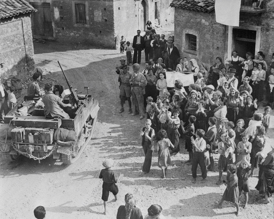 Les Italiens accueillent avec enthousiasme les troupes canadiennes lors de leur passage en Italie. Crédit : LAC